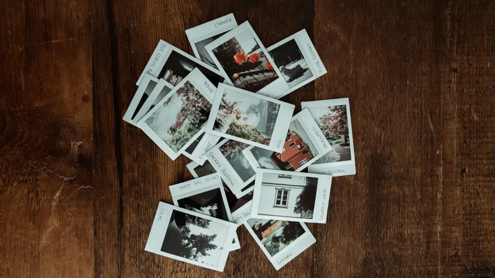 Fotografier på bord til teamøvelsen fotobingo
