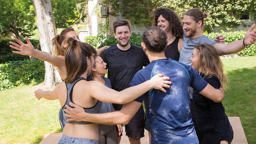 Mennesker omfavner hinanden til sjov skattejagt teambuilding
