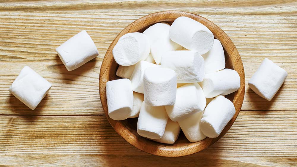 Hvide marshmallows i skål på bord