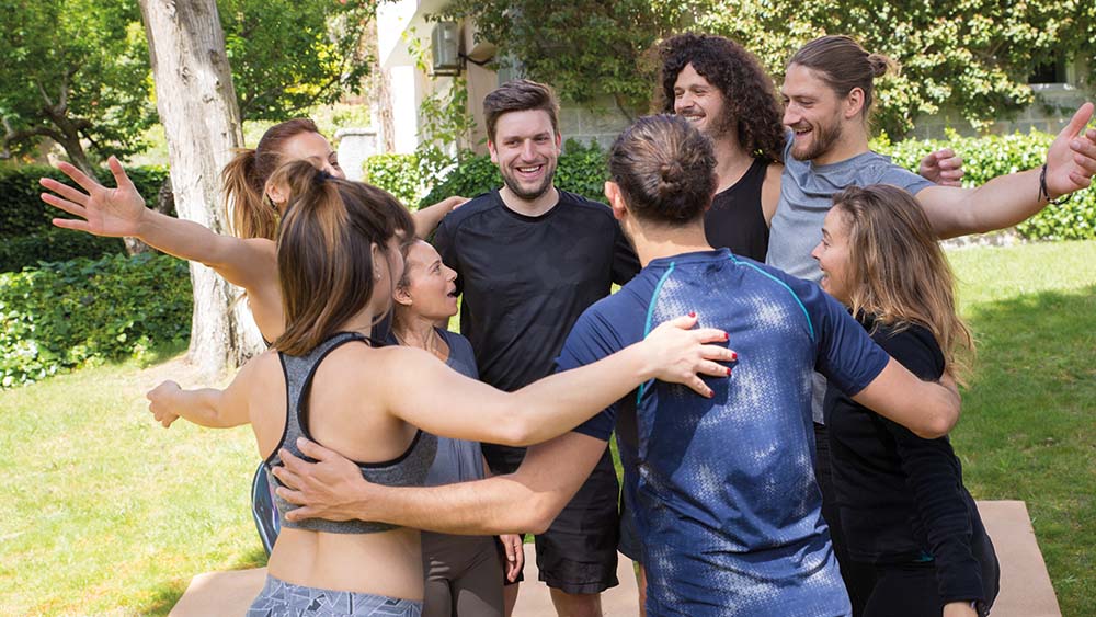 Mennesker omfavner hinanden til sjov skattejagt teambuilding